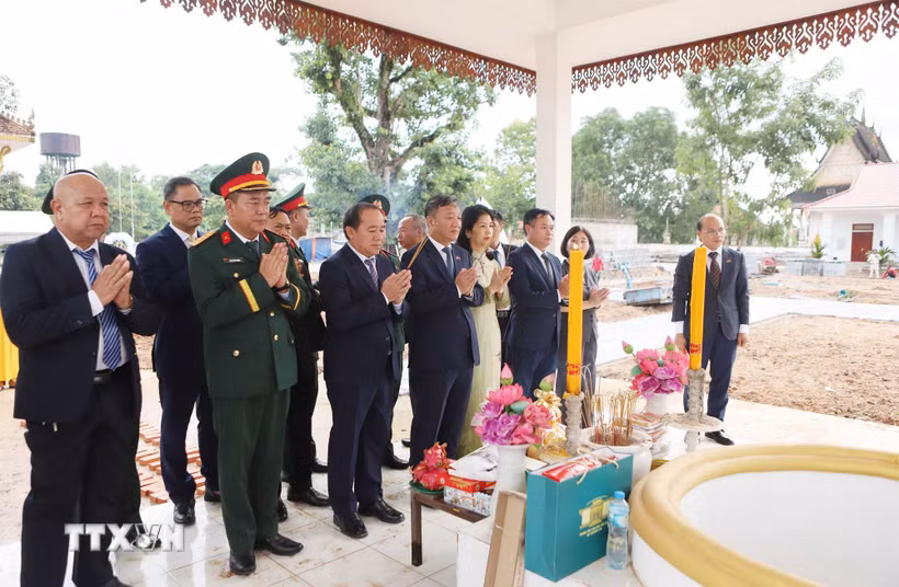 Tri ân các anh hùng liệt sỹ tại Khu Di tích Liên quân Lào - Việt Nam